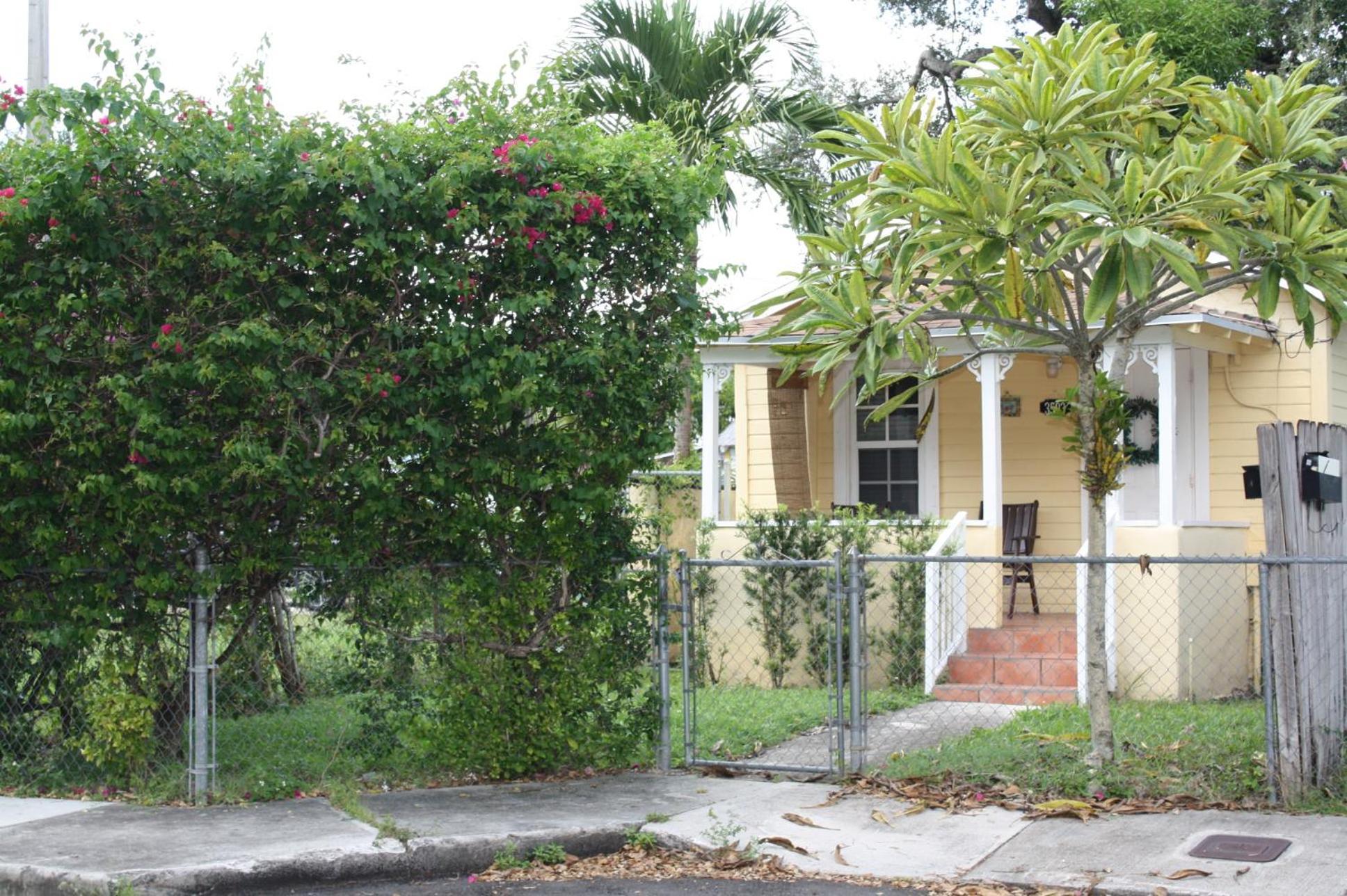 Key West Style Historic Home In Coconut Grove Florida The Yellow House Miami Bagian luar foto